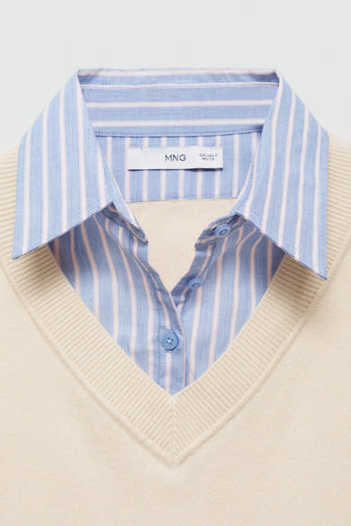 Beige V-hals trui van MANGO, met ingebouwde blauw-roze gestreepte blouse.