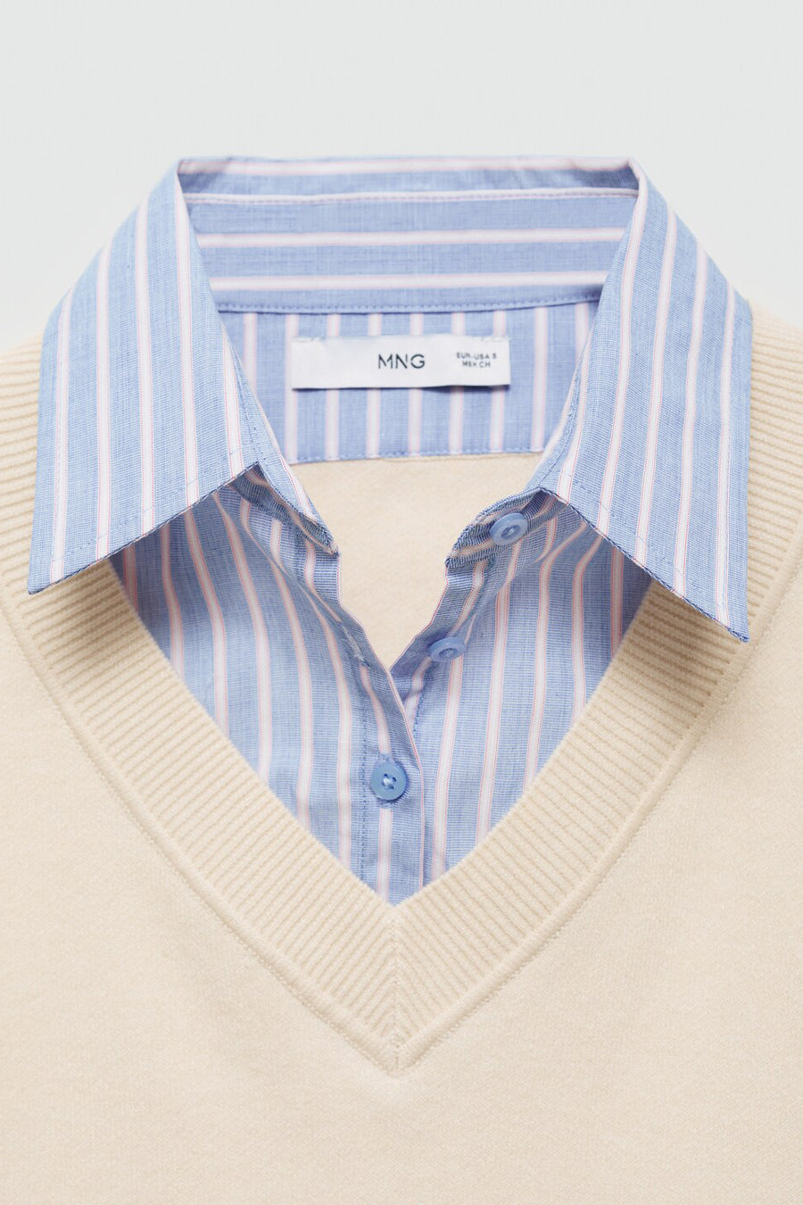 Beige V-hals trui van MANGO, met ingebouwde blauw-roze gestreepte blouse.