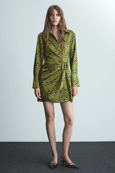 Groene jurk met lange mouwen van MANGO, geometrisch patroon, wikkelmodel met bijpassende riem.