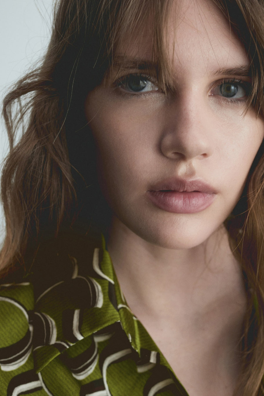 Groene jurk met lange mouwen van MANGO, abstract groen en zwart geometrisch patroon.