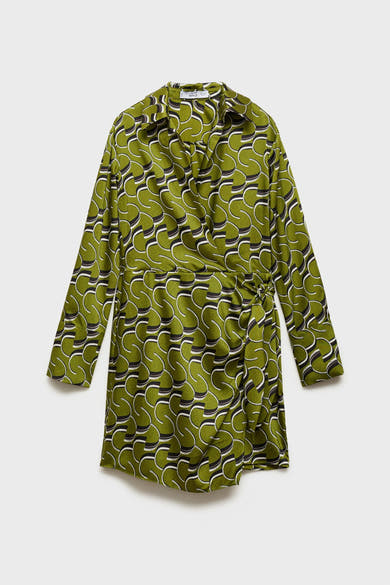 Groene jurk met lange mouwen, van MANGO, met een zwart-wit abstract geometrisch patroon.