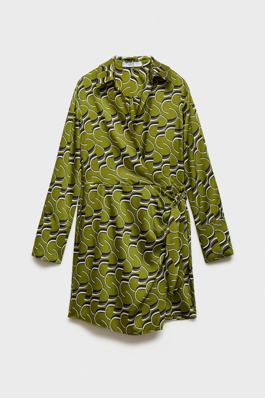 Groene jurk met lange mouwen, van MANGO, met een zwart-wit abstract geometrisch patroon.