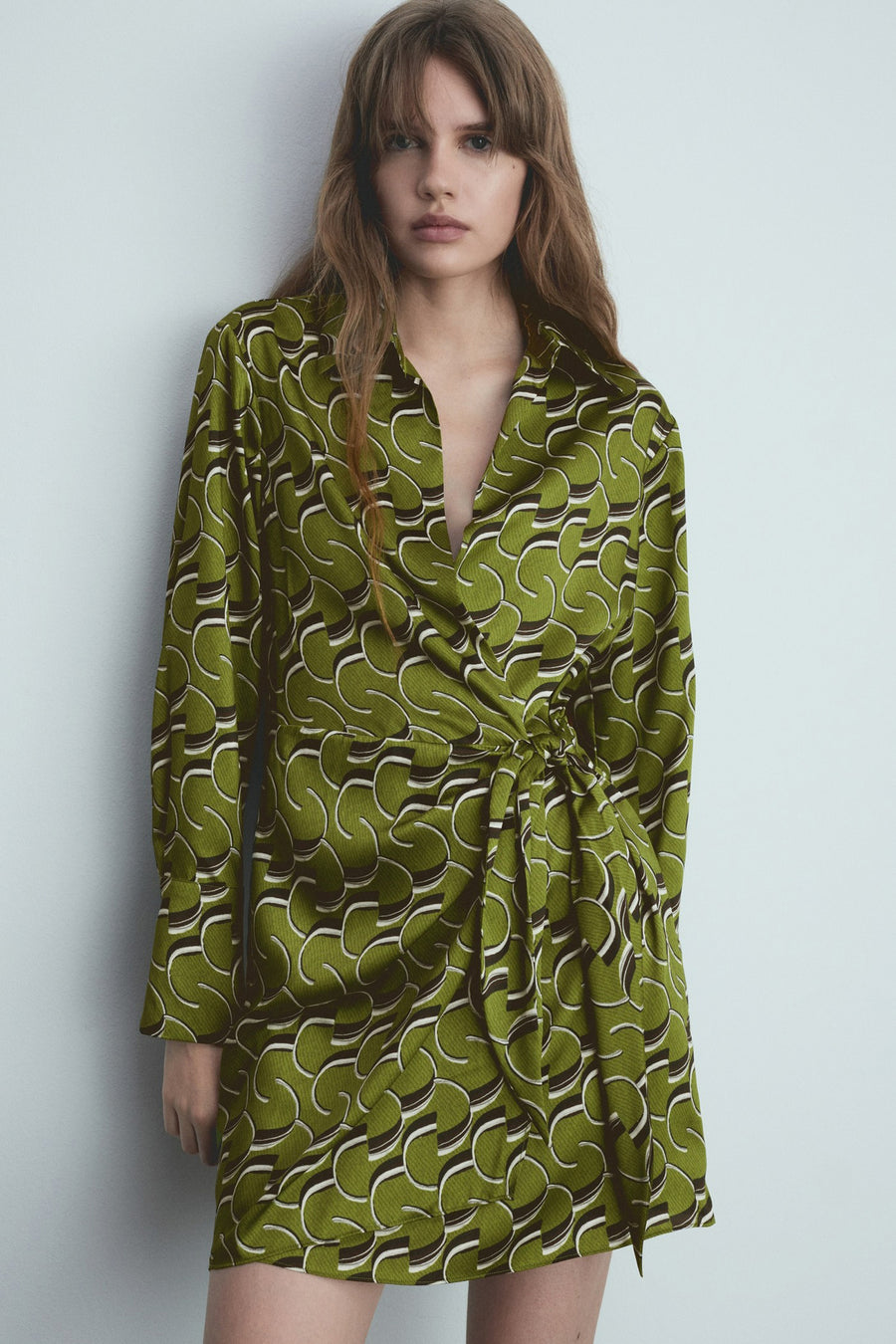 Groene jurk met lange mouwen van MANGO, retro dessin op olijfgroene achtergrond.