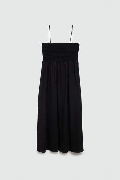 Zwarte jurk van MANGO, met een gecorsetteerde bustier en dunne bandjes.