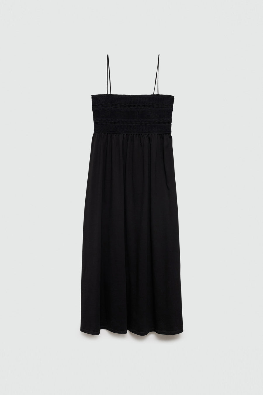 Zwarte jurk van MANGO, met een gecorsetteerde bustier en dunne bandjes.