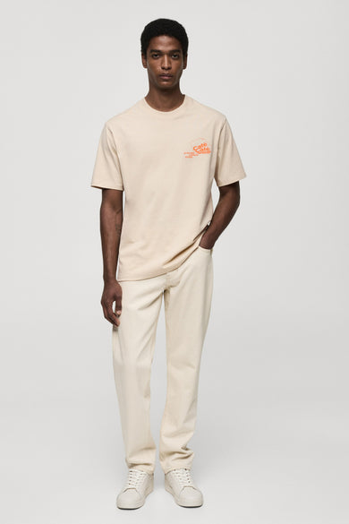 T-shirt beige à manches courtes de MANGO, avec un imprimé graphique orange sur la poitrine.