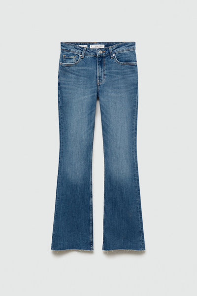 Middelblauwe flared jeans van MANGO, met rafelzoom en subtiele denimtextuur.