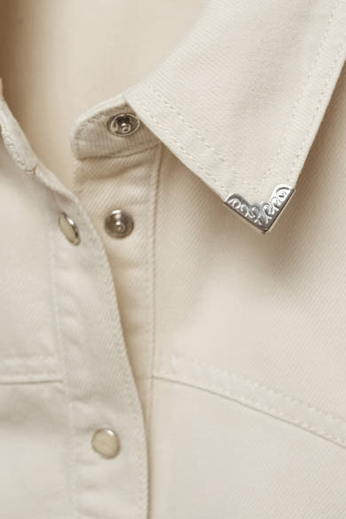 Wit overhemd met lange mouwen van MANGO met decoratieve zilverkleurige metalen details op de kraag.