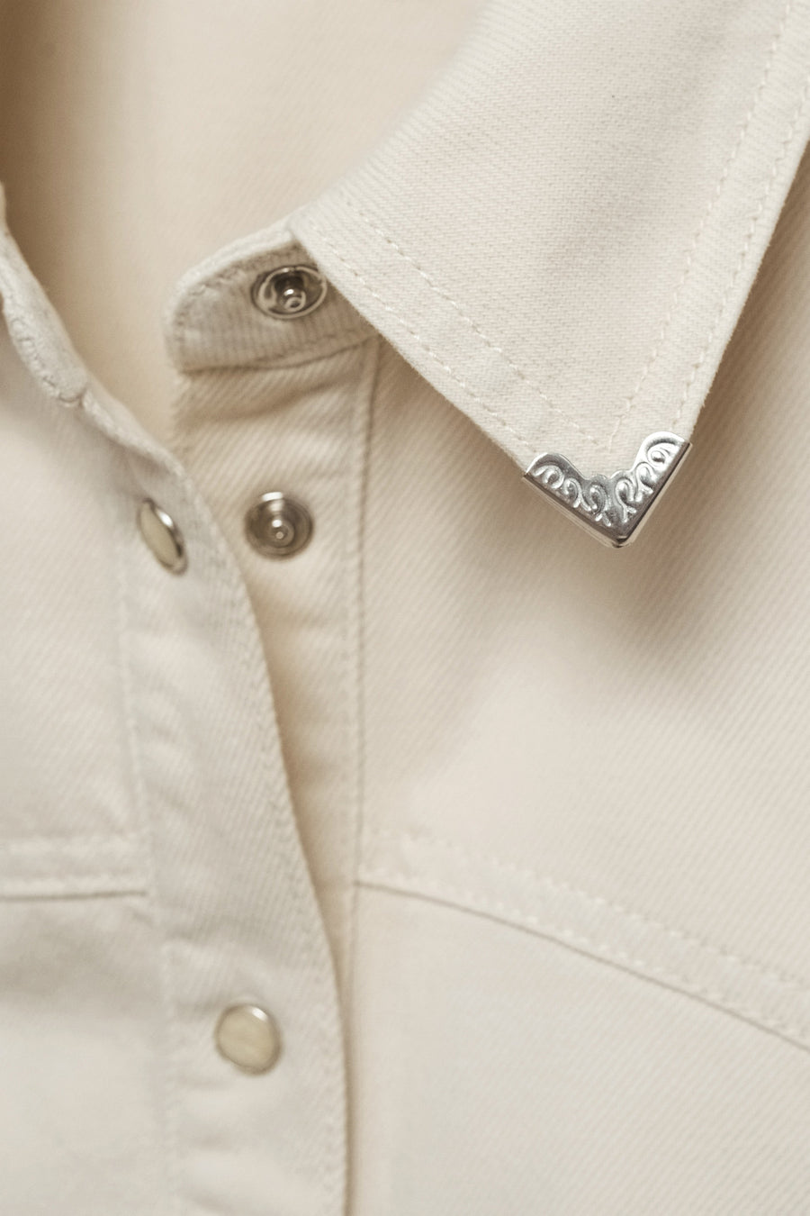 Wit overhemd met lange mouwen van MANGO met decoratieve zilverkleurige metalen details op de kraag.