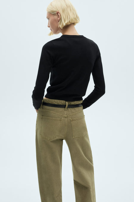 Gilet multicolore de MANGO, porté avec un pantalon vert olive et une ceinture noire, vue de dos.