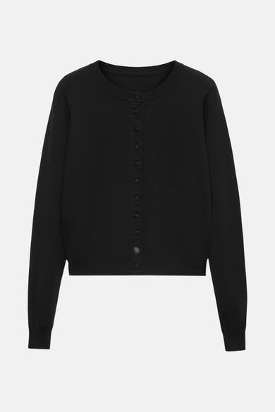 Gilet noir uni par MANGO, avec une rangée de boutons sur le devant.
