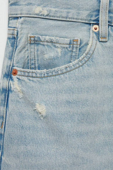 Korte lichtblauwe denimrok van MANGO, met zak en gescheurde details.