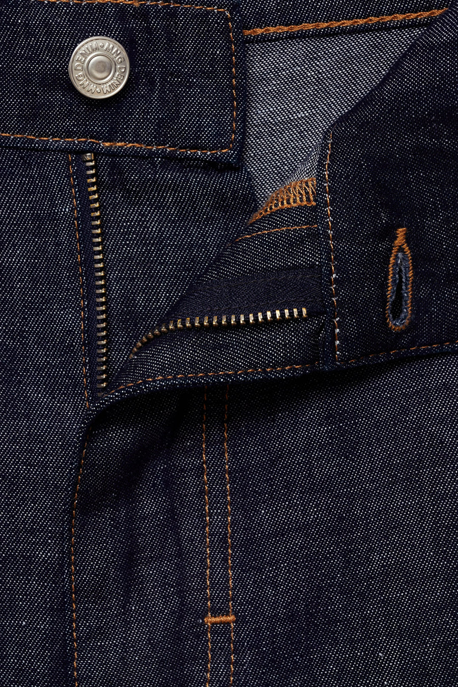 Short en denim bleu moyen par MANGO, avec fermeture éclair et bouton visible.