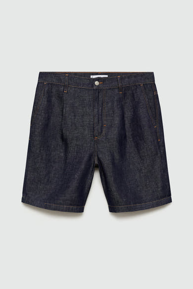 Short en denim bleu moyen de MANGO, avec coutures contrastées orange et plis décoratifs.
