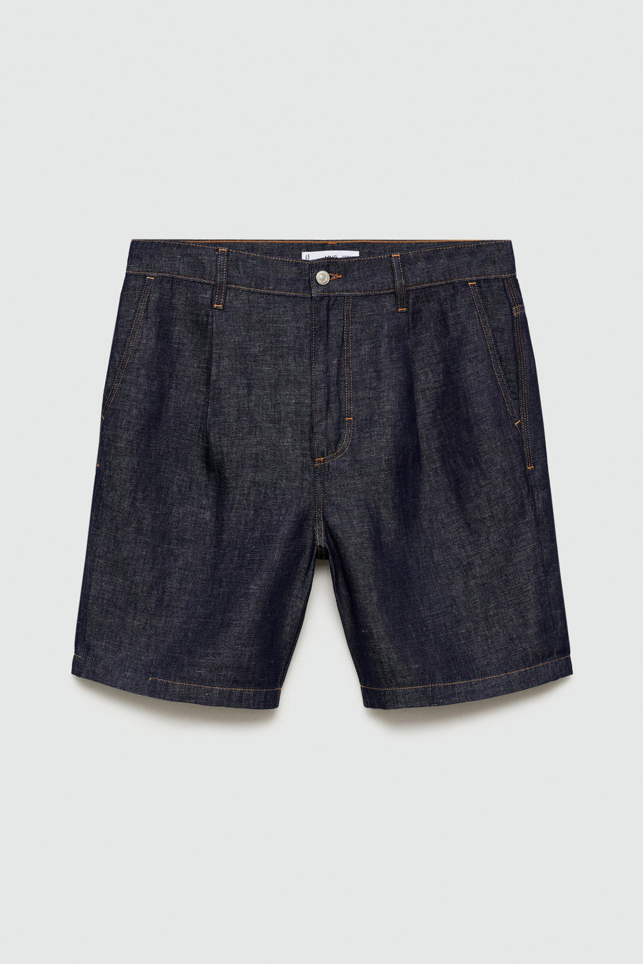 Short en denim bleu moyen de MANGO, avec coutures contrastées orange et plis décoratifs.
