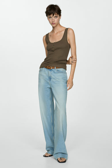 Débardeur vert en maille côtelée de MANGO, porté avec un jean ample taille basse et une ceinture marron.