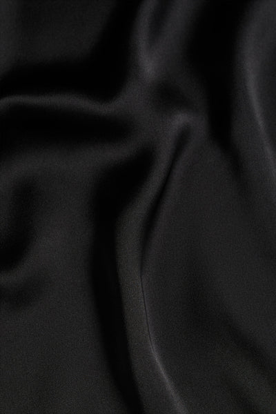 Jupe longue noire de MANGO, en tissu froissé avec une texture subtile.
