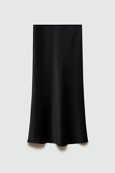 Jupe longue noire de MANGO, en satin lisse avec une coupe droite tombant au niveau du mollet.