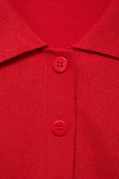 Polo rouge de MANGO avec une maille côtelée et une fermeture boutonnée classique.