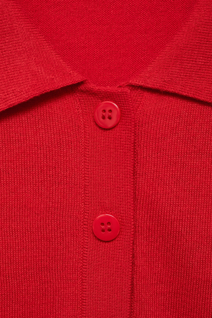 Polo rouge de MANGO avec une maille côtelée et une fermeture boutonnée classique.