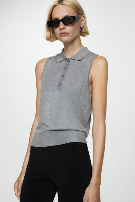 Bruin poloshirt van MANGO, mouwloos, gedragen met een zwarte pantalon met hoge taille, achterzijde.