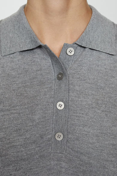 Bruin poloshirt van MANGO, met ton-sur-ton knopen en geribbelde textuur.