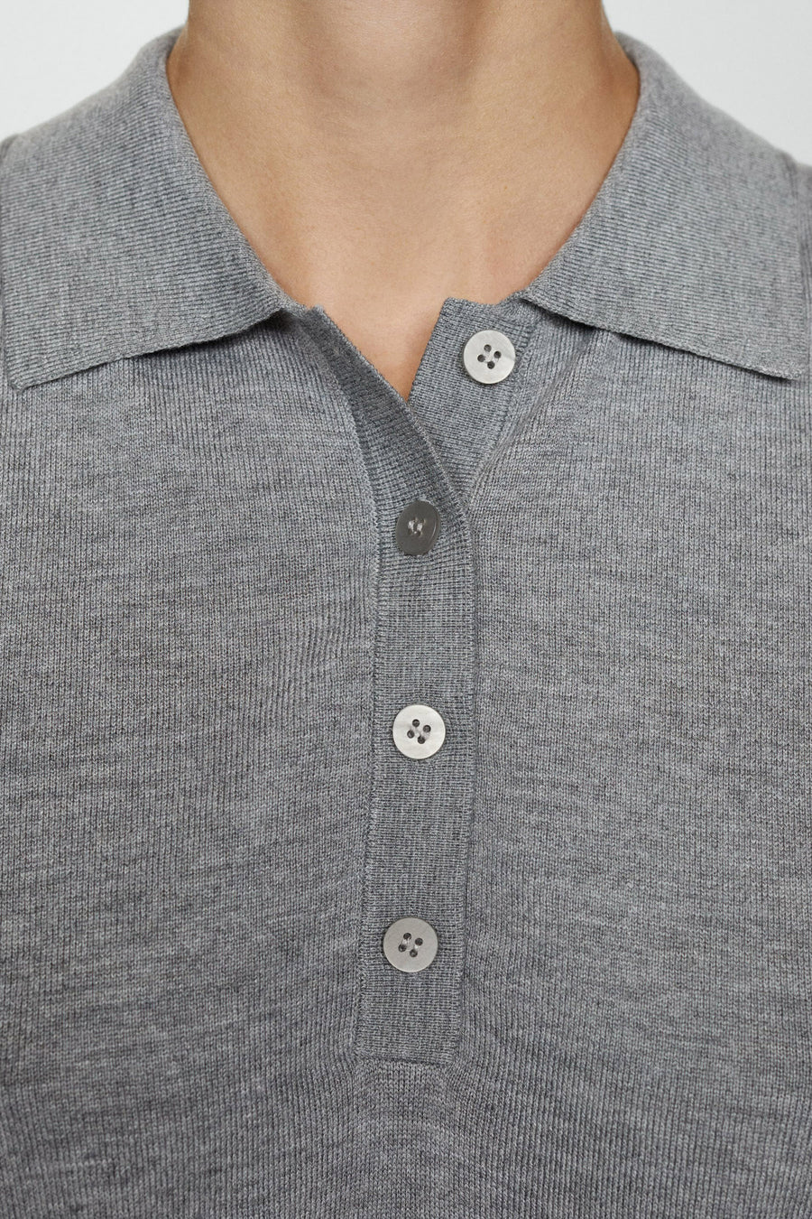 Bruin poloshirt van MANGO, met ton-sur-ton knopen en geribbelde textuur.