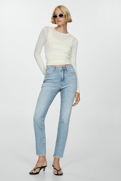 Slim jeans van gewassen denim van MANGO, gedragen met een tanktop, een T-shirt met lange mouwen en muiltjes.