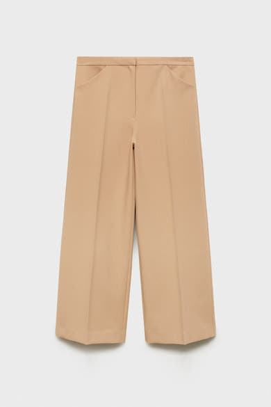 Beige broek van MANGO, wijde pasvorm en discrete zakken op een witte achtergrond.