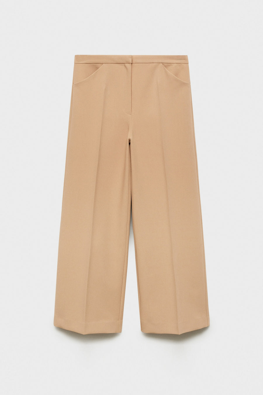 Beige broek van MANGO, wijde pasvorm en discrete zakken op een witte achtergrond.