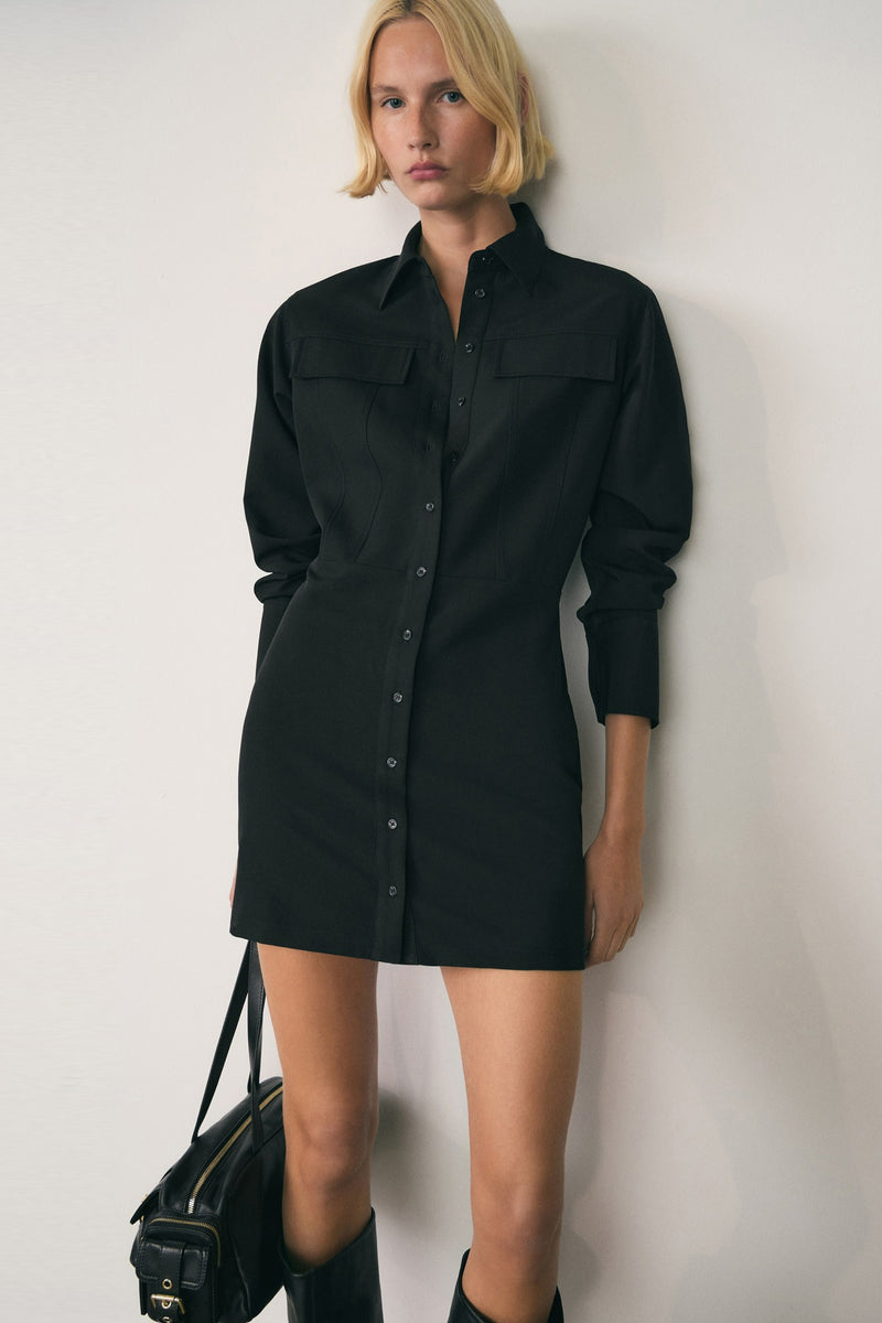 Robe noire à manches longues de MANGO, avec deux poches et une fermeture boutonnée sur toute la longueur.