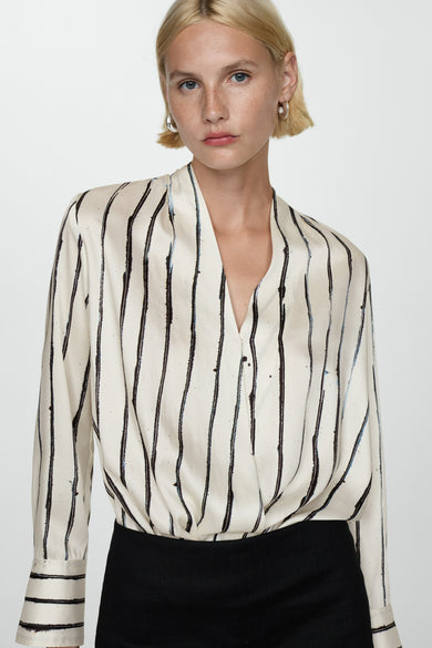 Witte blouse met lange mouwen van MANGO met zwarte verticale strepen en donkerblauwe details.