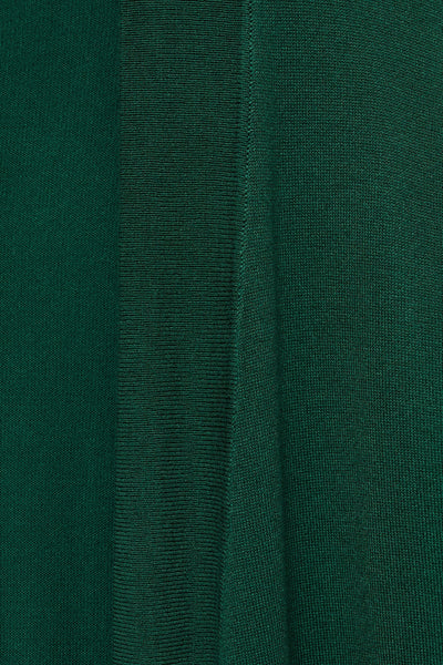 Gilet vert par MANGO, texture tricotée visible en gros plan.
