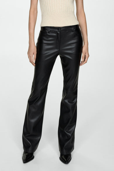 Zwarte broek van imitatieleer van MANGO, met achterzakken en wijde pijpen.