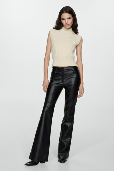 Zwarte broek van imitatieleer van MANGO, met een uitlopende pasvorm en een trendy stijl.