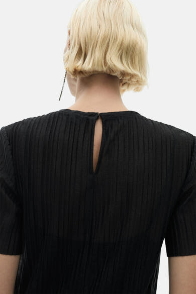Robe multicolore à manches courtes de MANGO, vue de dos, avec ouverture en goutte d’eau.