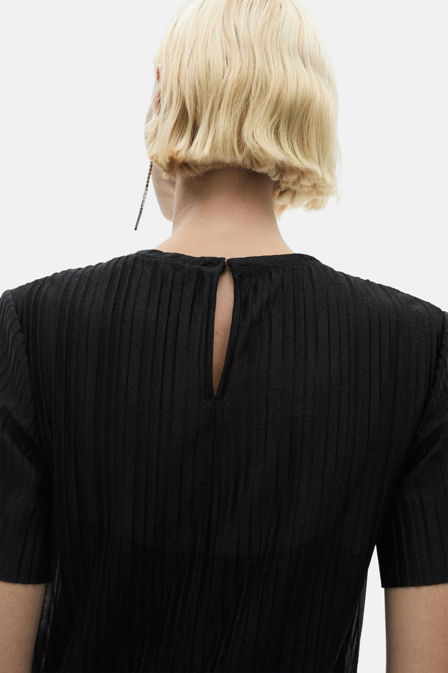 Robe multicolore à manches courtes de MANGO, vue de dos, avec ouverture en goutte d’eau.