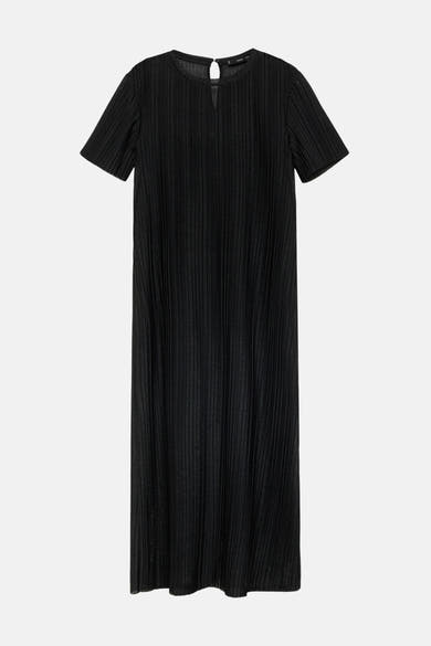 Robe courte plissée noire de MANGO, avec encolure en goutte d'eau et texture côtelée verticale.