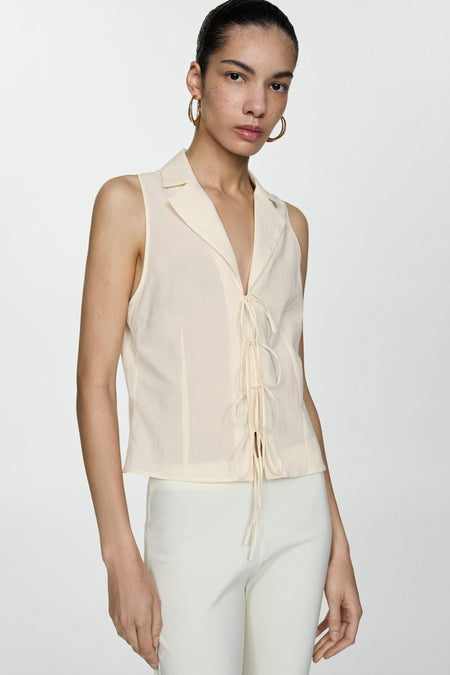Beige chemisier van MANGO zonder mouwen, met mandje en knopen.