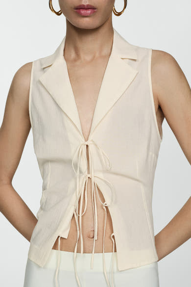 Blouse beige sans manches de MANGO, avec liens à nouer et revers de col.