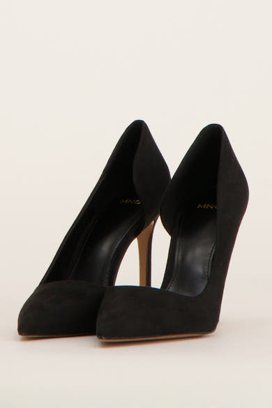 Zwarte pumps van MANGO, van achteren getoond met huidkleurige naaldhakken.