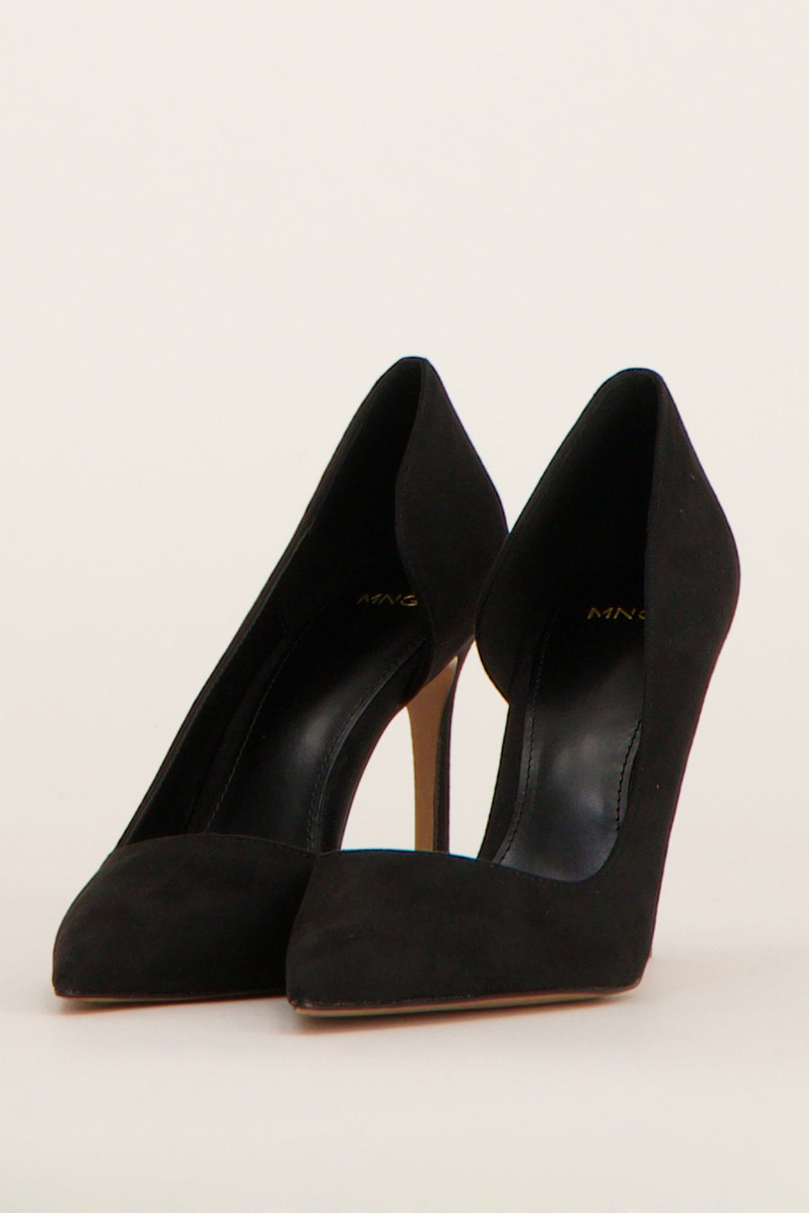 Zwarte pumps van MANGO, van achteren getoond met huidkleurige naaldhakken.