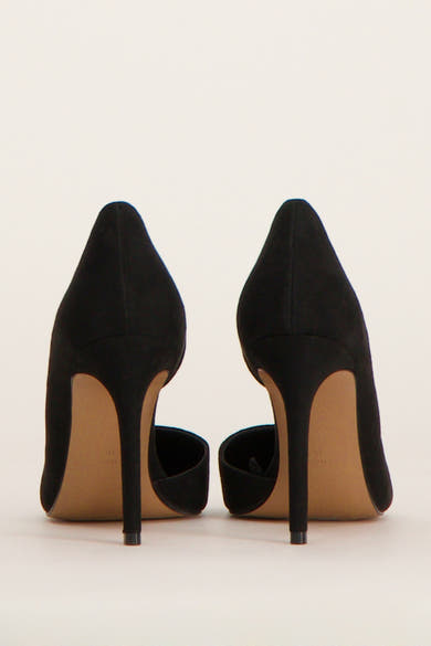 Escarpins noirs de MANGO, présentés de dos avec des talons aiguilles couleur chair.