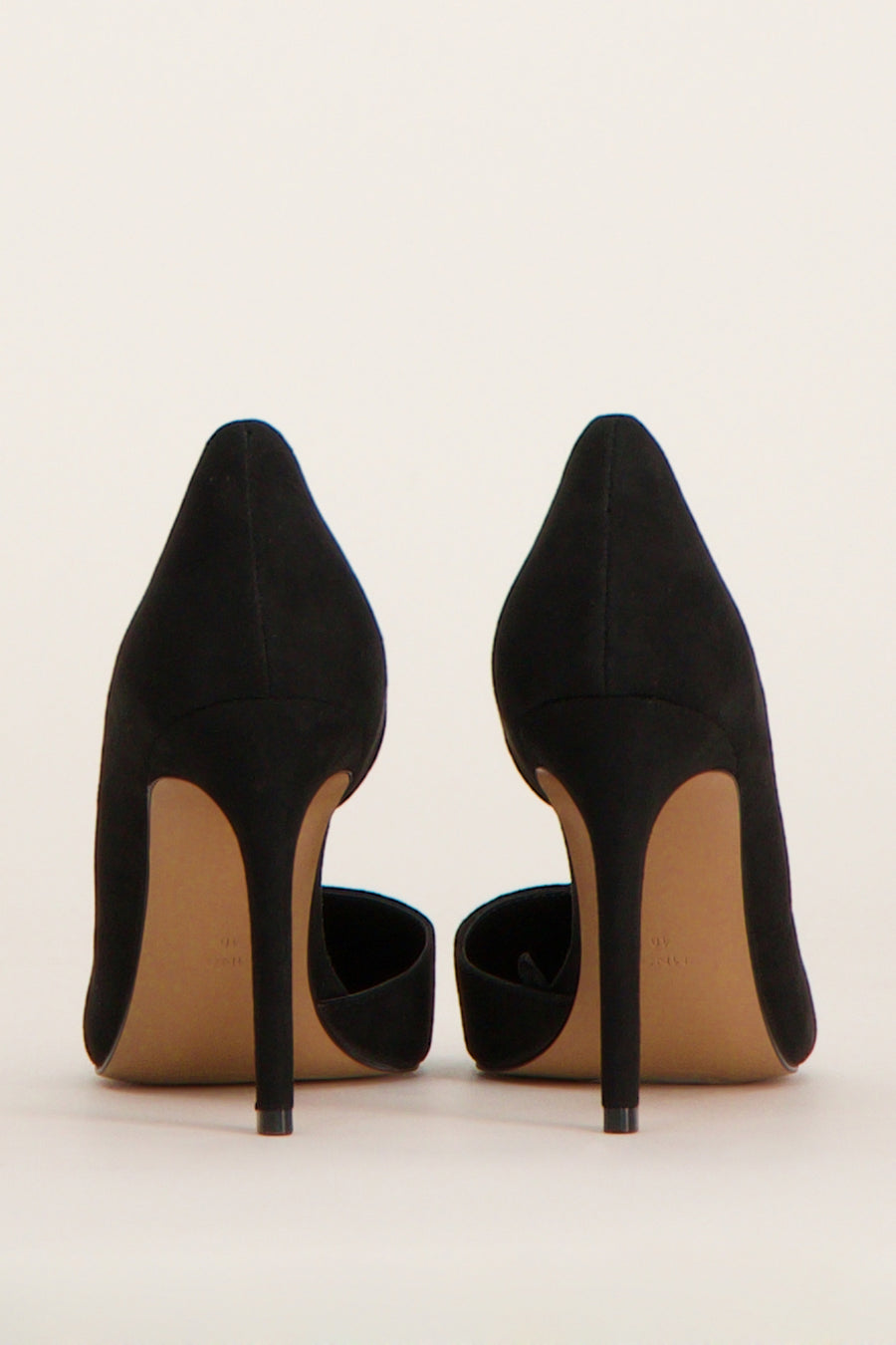 Escarpins noirs de MANGO, présentés de dos avec des talons aiguilles couleur chair.