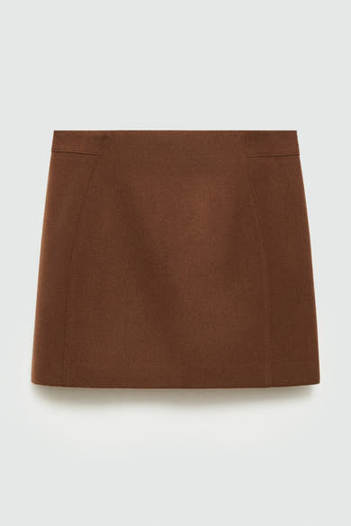 Korte bruine rok van MANGO, rechte pasvorm met details op de heupen, op een effen achtergrond.