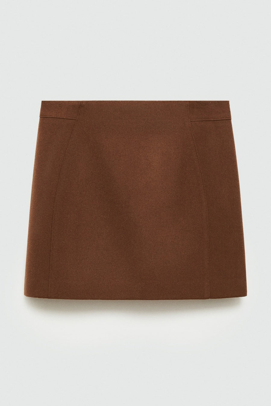Korte bruine rok van MANGO, rechte pasvorm met details op de heupen, op een effen achtergrond.