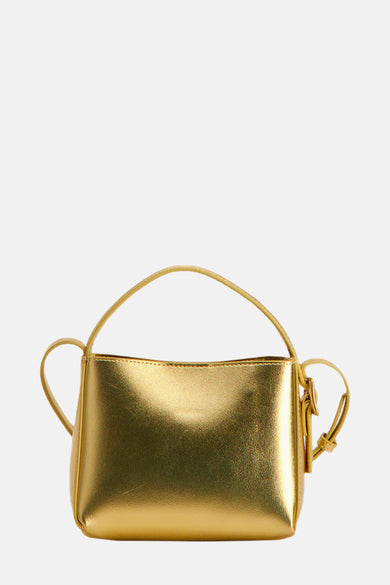 Gouden schoudertas van MANGO met banddetails en een glanzende textuur.