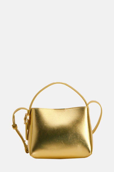 Sac à bandoulière doré de MANGO avec des détails de lanières et une texture brillante.