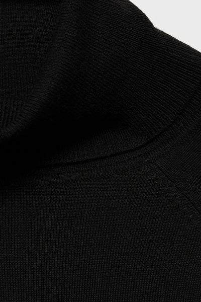 Pull à col roulé noir de MANGO, en tricot côtelé, avec col montant.