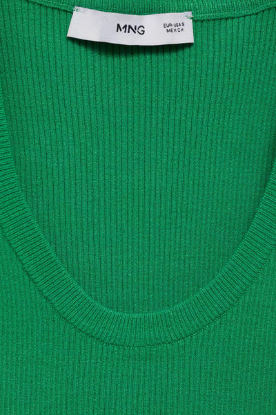 Débardeur vert en maille côtelée de MANGO, avec une encolure arrondie.
